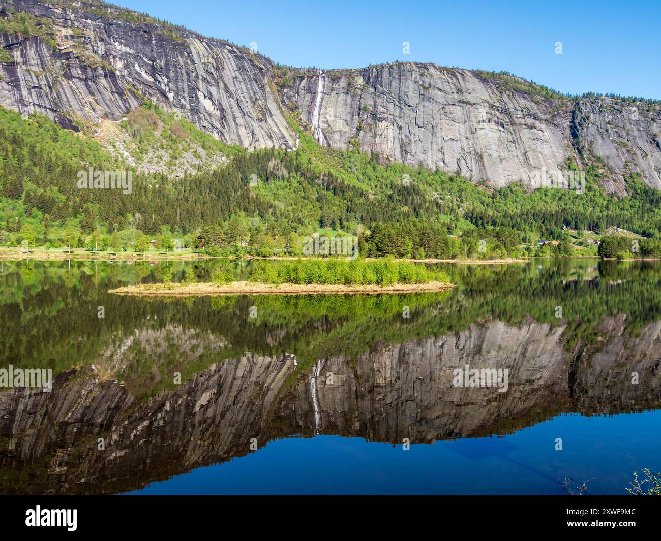 Fiume Otra nel villaggio Valle, riflessi di cascate e ripide montagne nel tranquillo fiume Setesdal Valley, Norvegia Foto Stock