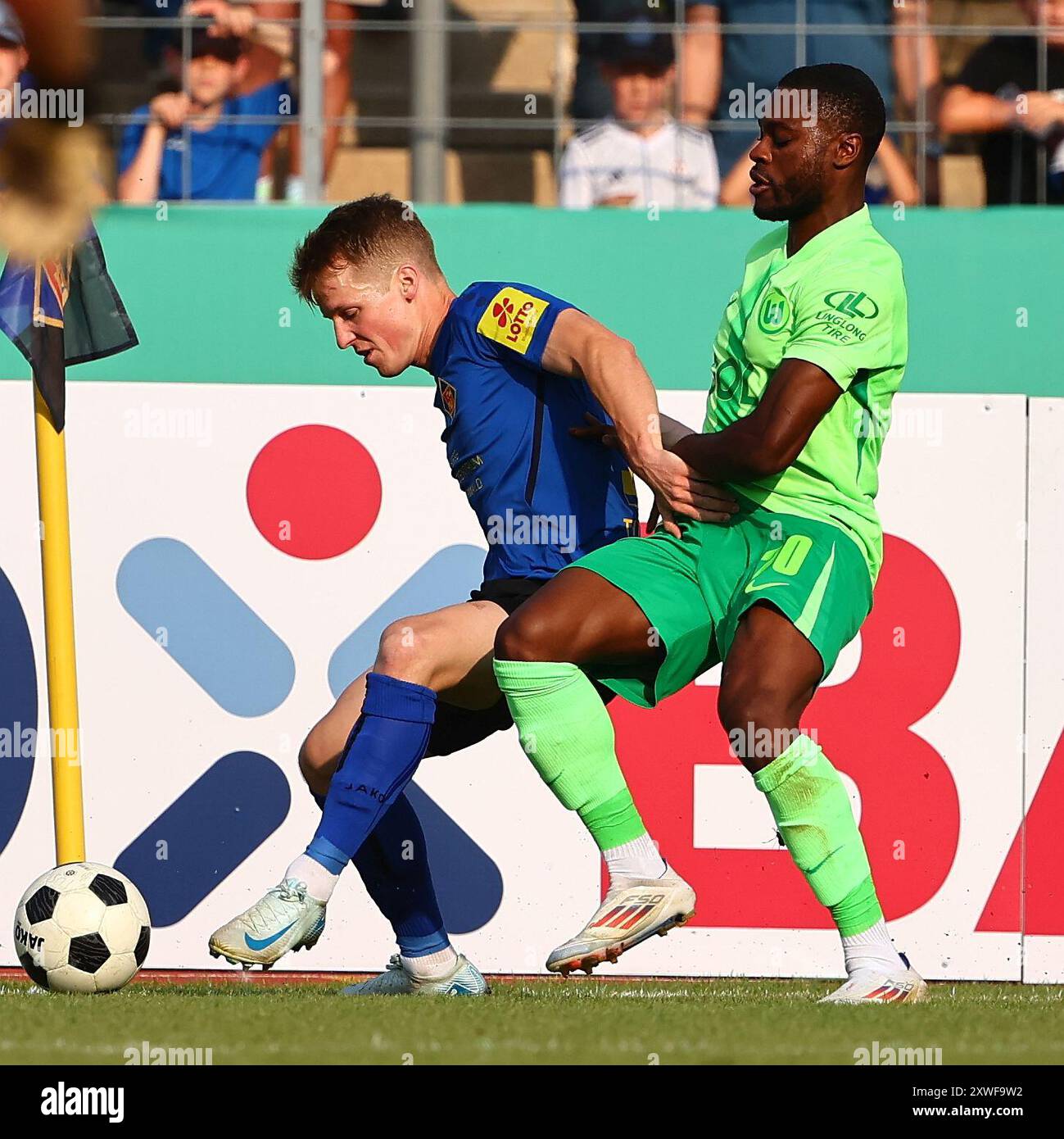 Le normative tu Koblenz vs VfL Wolfsburg, Fussball, DFB-Pokal, 19.8.2024 DFB vietano qualsiasi uso di fotografie come sequenze di immagini e/o quasi-video. Foto: René Weiss/Eibner Foto Stock