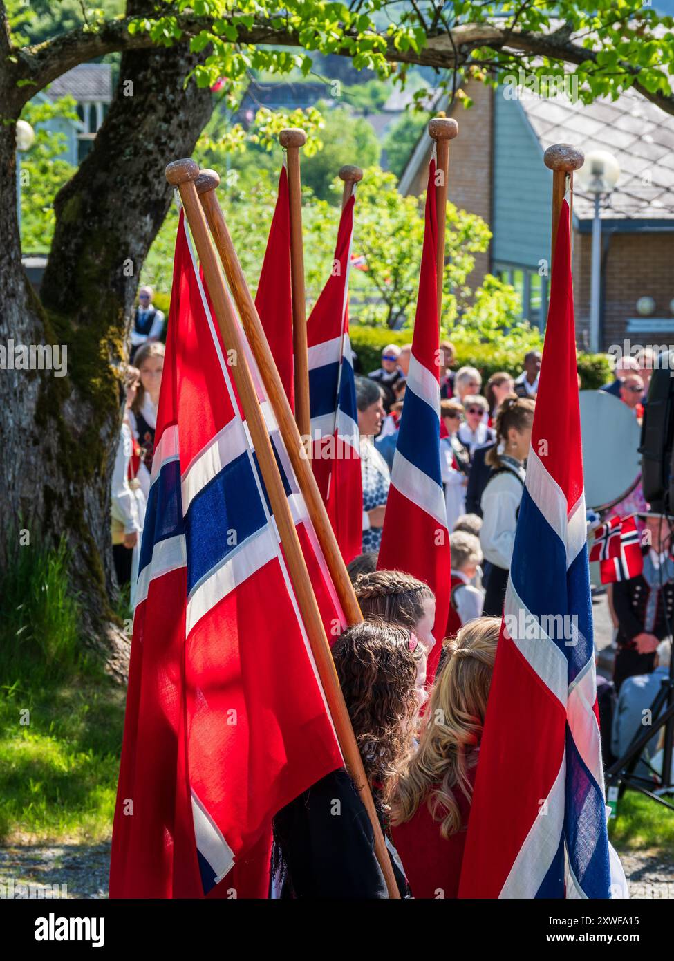 Festa nazionale norvegese, sfilata con musica, bandiere norvegesi, villaggio di Rosendal, Hardanger, Norvegia Foto Stock