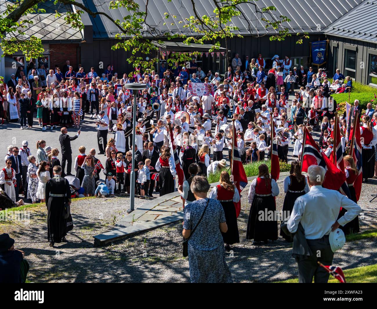 Festa nazionale norvegese, sfilata con musica, bandiere norvegesi, villaggio di Rosendal, Hardanger, Norvegia Foto Stock