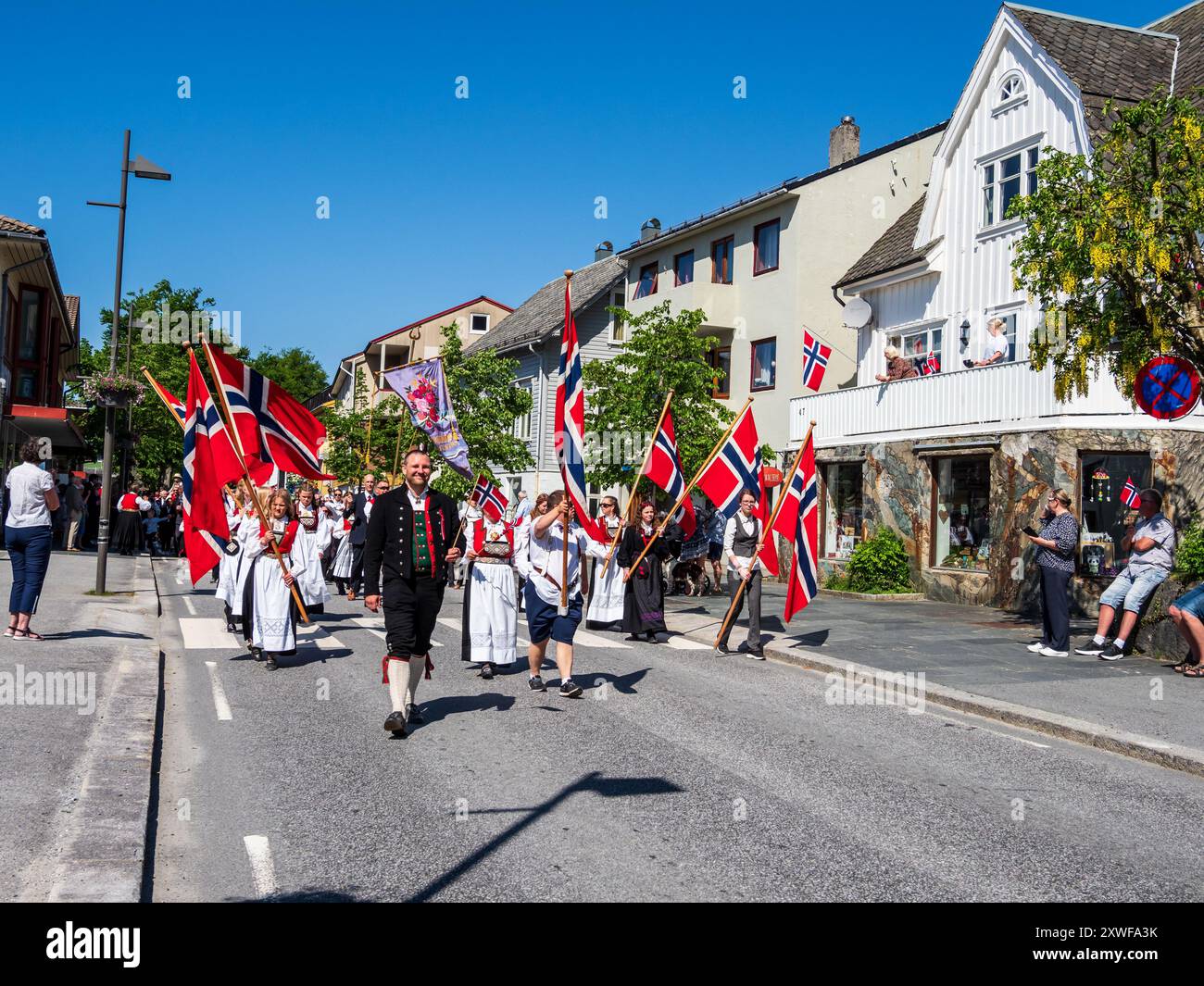 Festa nazionale norvegese, sfilata con musica, bandiere norvegesi, villaggio di Rosendal, Hardanger, Norvegia Foto Stock