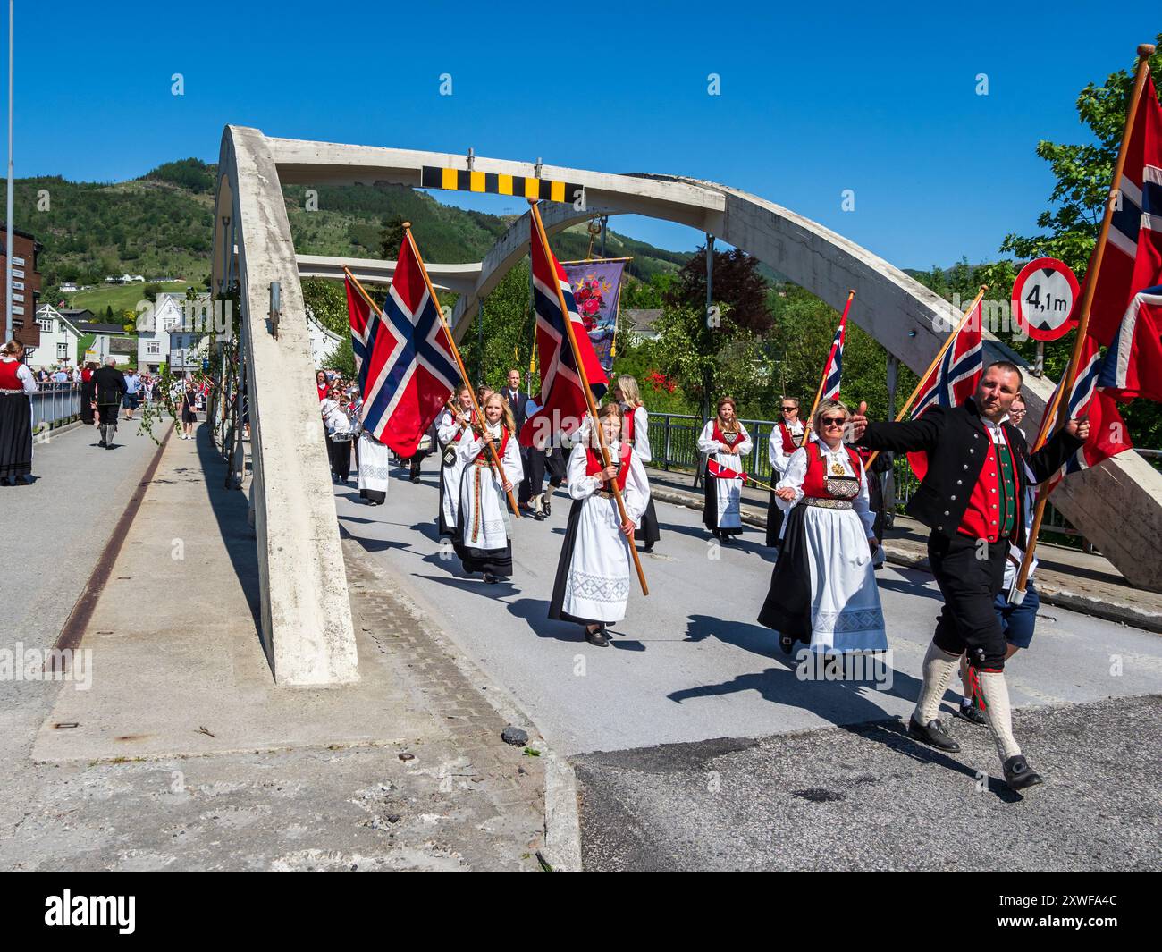 Festa nazionale norvegese, sfilata con musica, bandiere norvegesi, villaggio di Rosendal, Hardanger, Norvegia Foto Stock