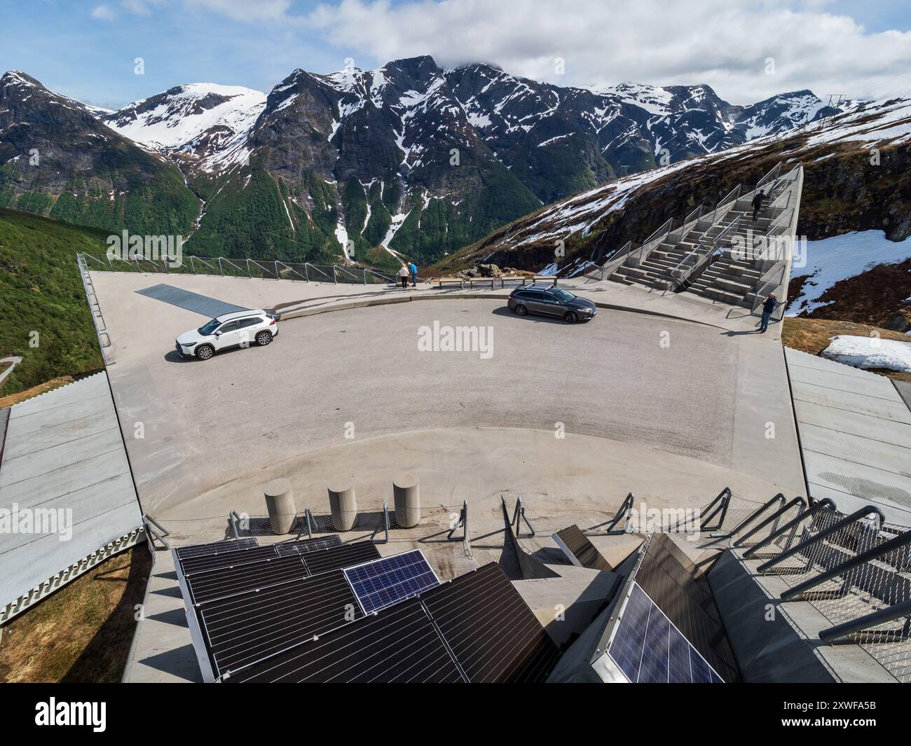 Punto panoramico e area di sosta Utsikten, attraversamento della montagna Gaularfjell, percorso turistico nazionale a nord di Balestrand, Norvegia Foto Stock