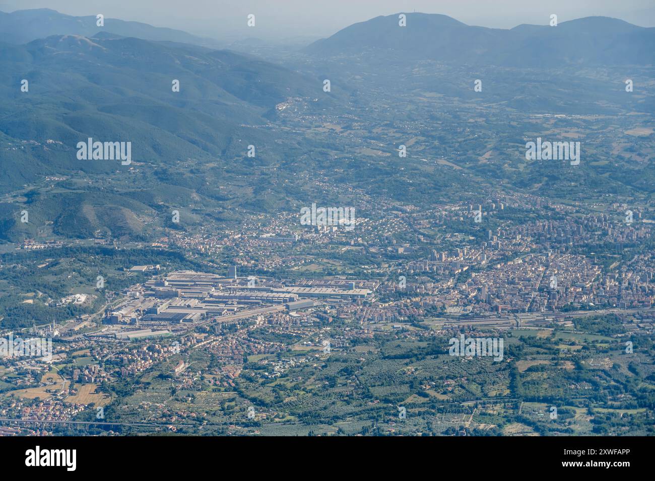 Paesaggio urbano aereo, da un aereo aliante, con Terni città storica e industriale, girato da est in piena luce estiva, Appennini, Terni, Umbria, i Foto Stock