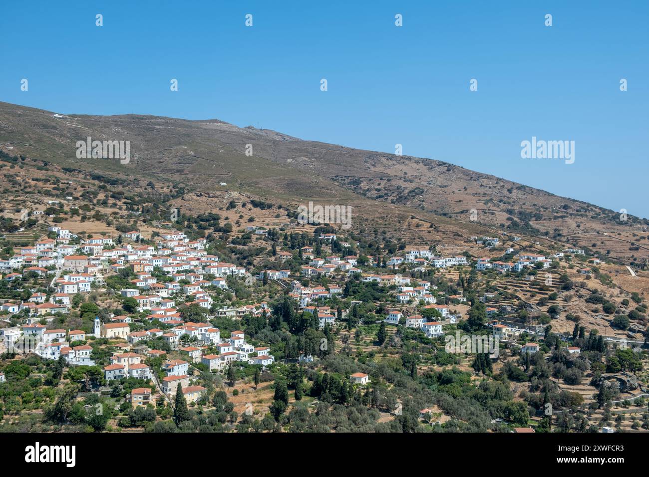 Grecia, villaggio tradizionale di Stenies sull'isola di Andros, Cicladi, cielo blu, soleggiato giorno d'estate Foto Stock