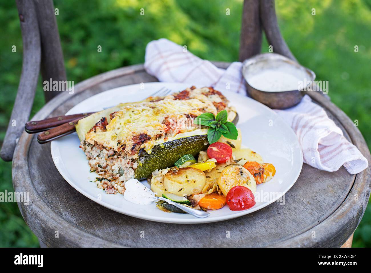 Zucchine ripiene di carne, verdure e formaggio. Barca con zucchine al forno. Zucchine caricate Foto Stock