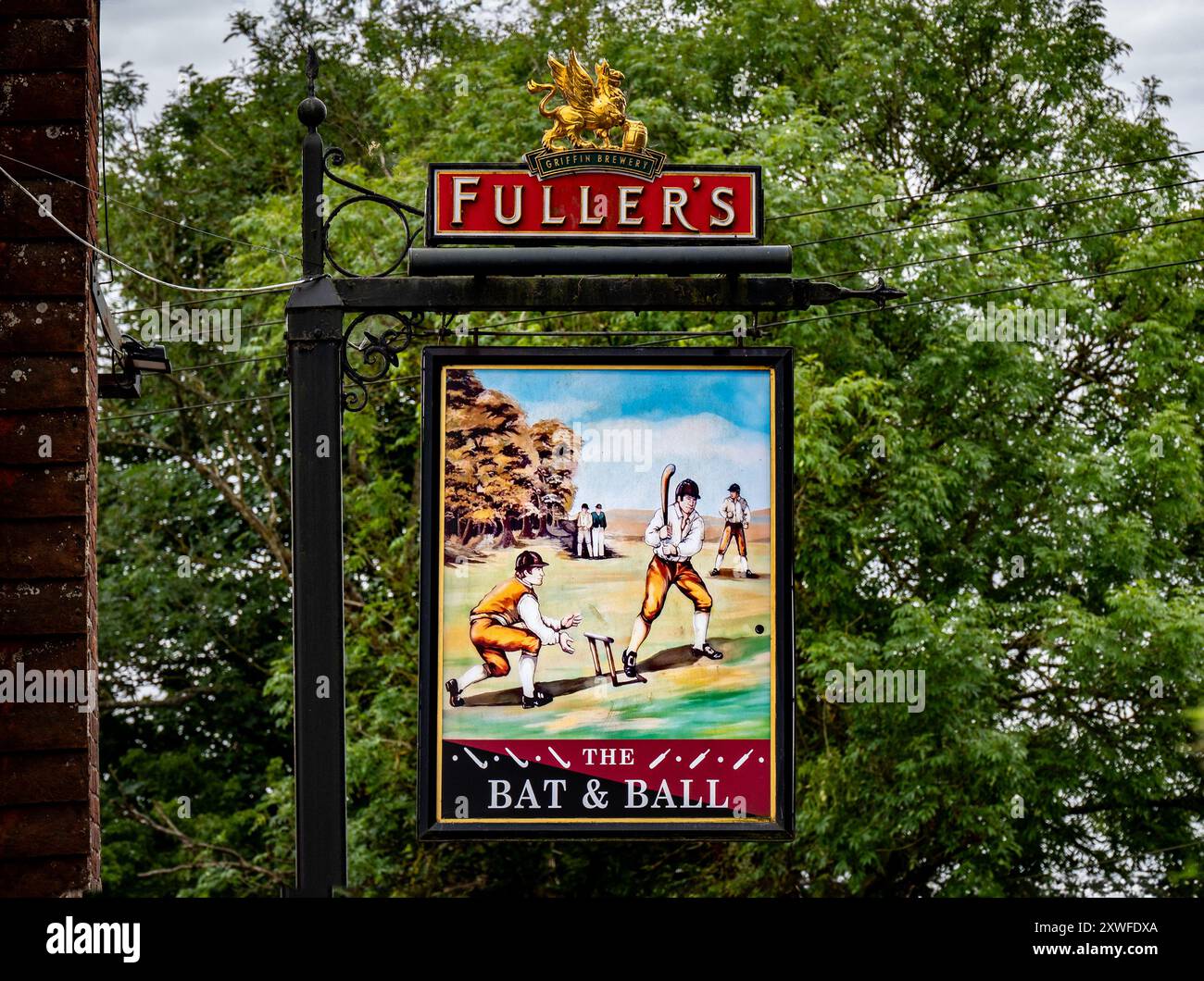 Il Bat and Ball, un pub del XVIII secolo conosciuto come la culla del cricket, si trova di fronte a Broadhalfpenny, lungo il confine di Hambledon, Clanfield. Foto Stock