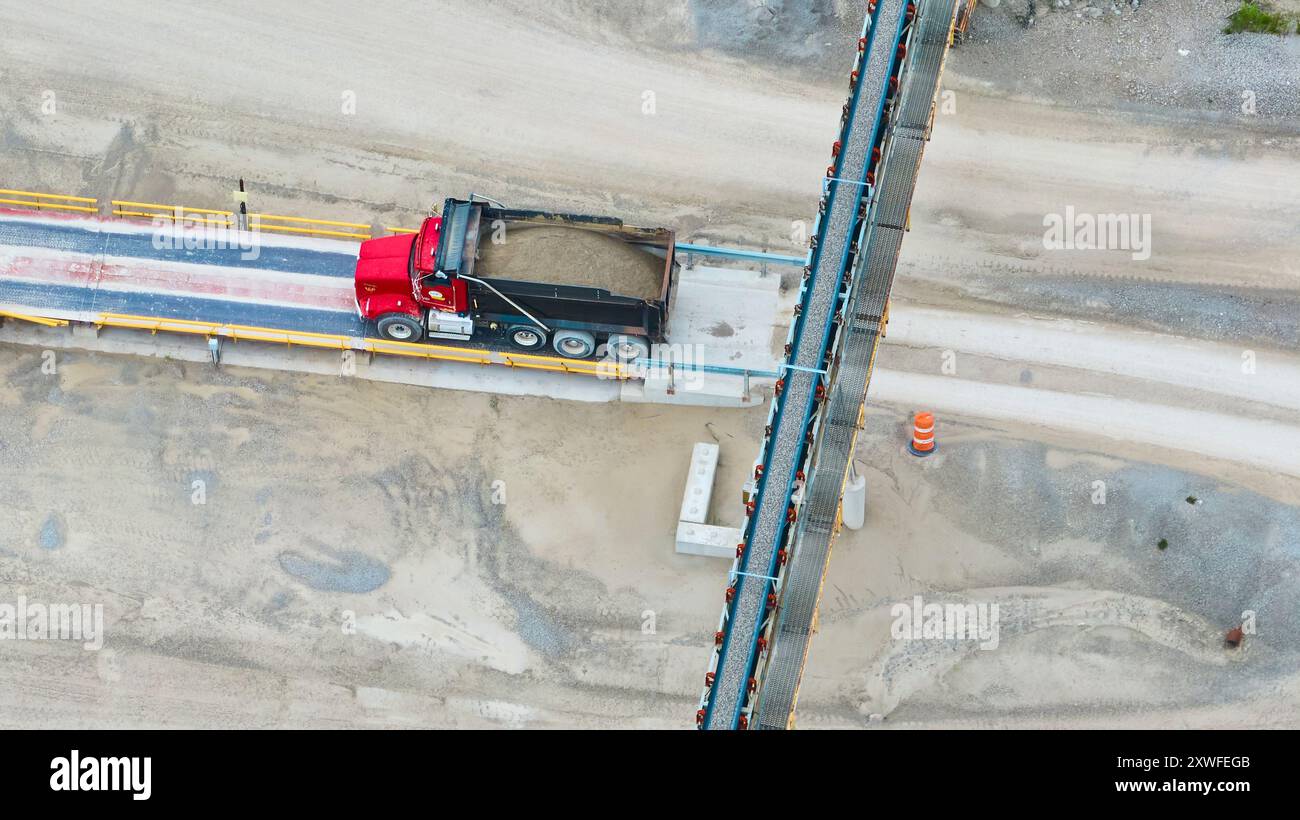 Veduta aerea del dumper rosso sul ponte di pesatura presso Industrial Quarry Foto Stock