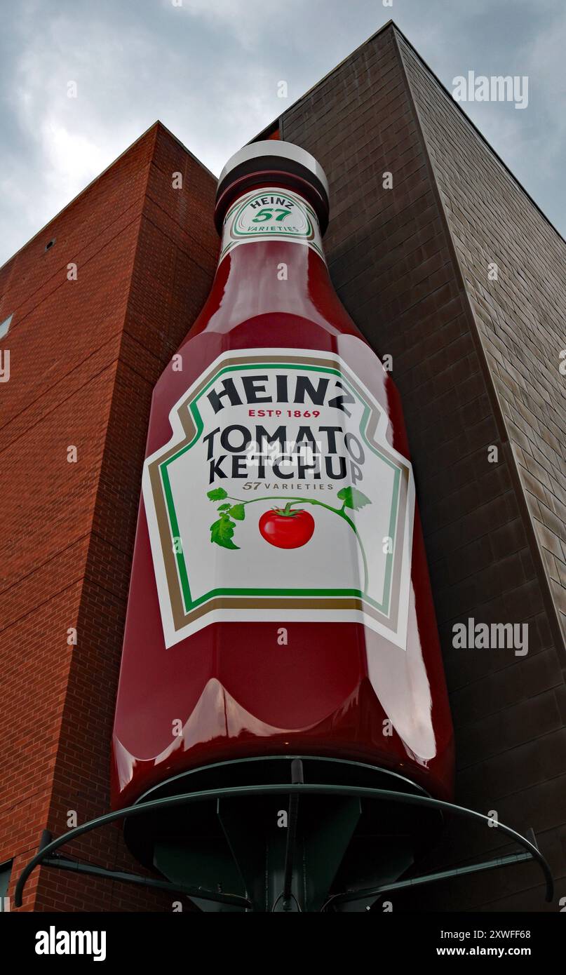 Una bottiglia di ketchup gigante di Heinz fuori dall'Heinz History Center di Pittsburgh fu spostata lì dall'ex stadio di calcio Heinz Field. Foto Stock