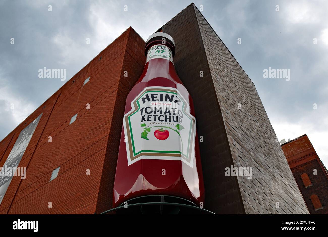 Una bottiglia di ketchup gigante di Heinz fuori dall'Heinz History Center di Pittsburgh fu spostata lì dall'ex stadio di calcio Heinz Field. Foto Stock