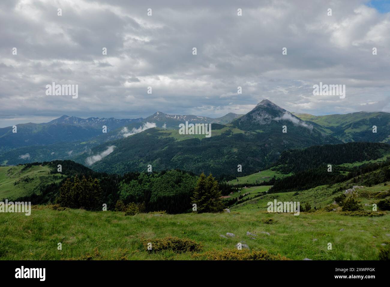 Veduta di Gjeravica, la vetta più alta del Kosovo, le vette del sentiero dei Balcani, Milishevc, Kosovo Foto Stock