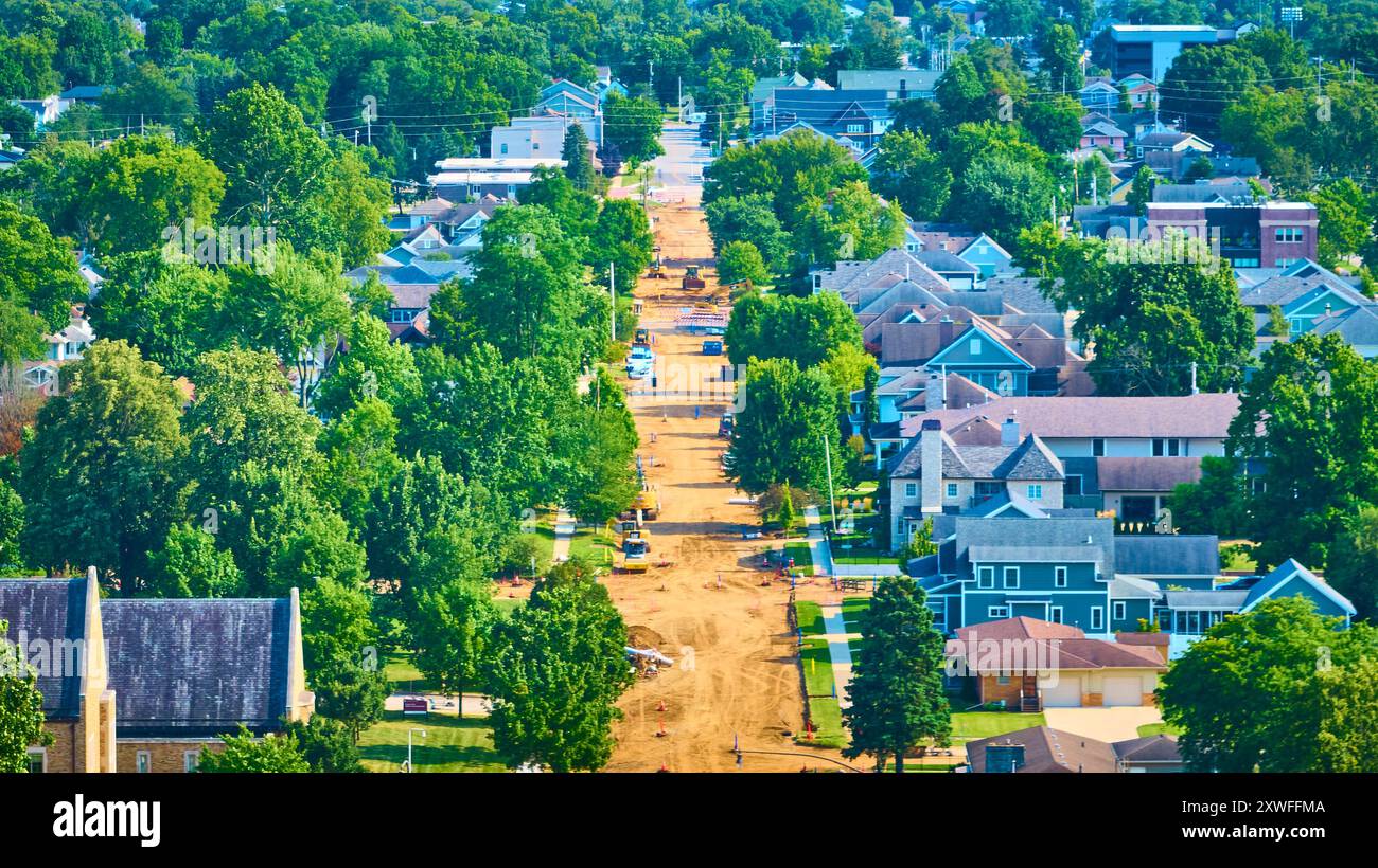 Vista aerea dei lavori di costruzione della strada suburbana in estate Foto Stock