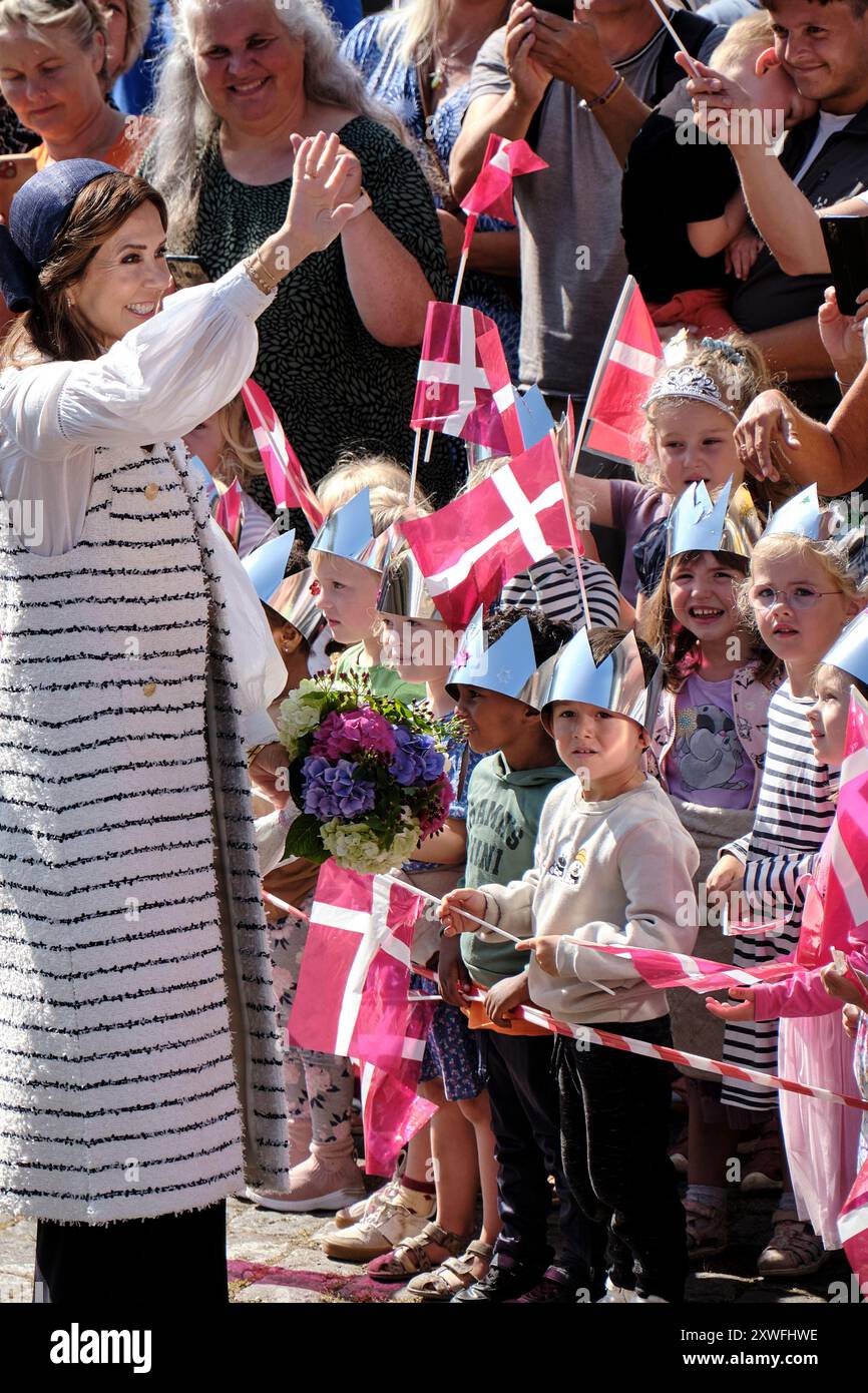 King Frederik e Queen Mary visitano la municipalità regionale di Bornholm, lunedì 19 agosto 2024. La coppia reale arriva al Bornholm Center for Crafts, Groenbechs Gaard, e viene ricevuta dal direttore del centro Lene Havtorn Larsen. Bornholm Center for Crafts, Groenbechs Gaard, è un luogo espositivo per l'artigianato di Bornholm di ceramica, vetro, tessuti, legno e metallo. Durante la visita, alla coppia reale viene presentata la "regione mondiale dell'artigianato di Bornholm" e partecipa a un tour della Gaard di Groenbechs. Lungo il tragitto, le loro maestose verranno raccontate delle opere d'arte selezionate nella mostra "Marguerit". (Foto: Pelle Foto Stock King Frederik e Queen Mary visitano la municipalità regionale di Bornholm, lunedì 19 agosto 2024. La coppia reale arriva al Bornholm Center for Crafts, Groenbechs Gaard, e viene ricevuta dal direttore del centro Lene Havtorn Larsen. Bornholm Center for Crafts, Groenbechs Gaard, è un luogo espositivo per l'artigianato di Bornholm di ceramica, vetro, tessuti, legno e metallo. Durante la visita, alla coppia reale viene presentata la "regione mondiale dell'artigianato di Bornholm" e partecipa a un tour della Gaard di Groenbechs. Lungo il tragitto, le loro maestose verranno raccontate delle opere d'arte selezionate nella mostra "Marguerit". (Foto: Pelle Foto Stock