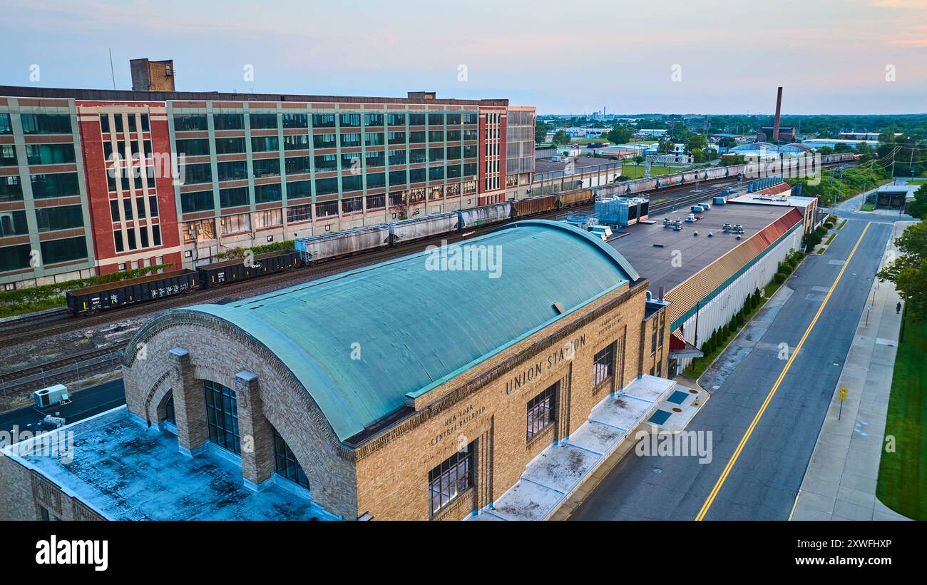 Vista aerea di Union Station e Industrial with Freight Cars a South Bend Foto Stock