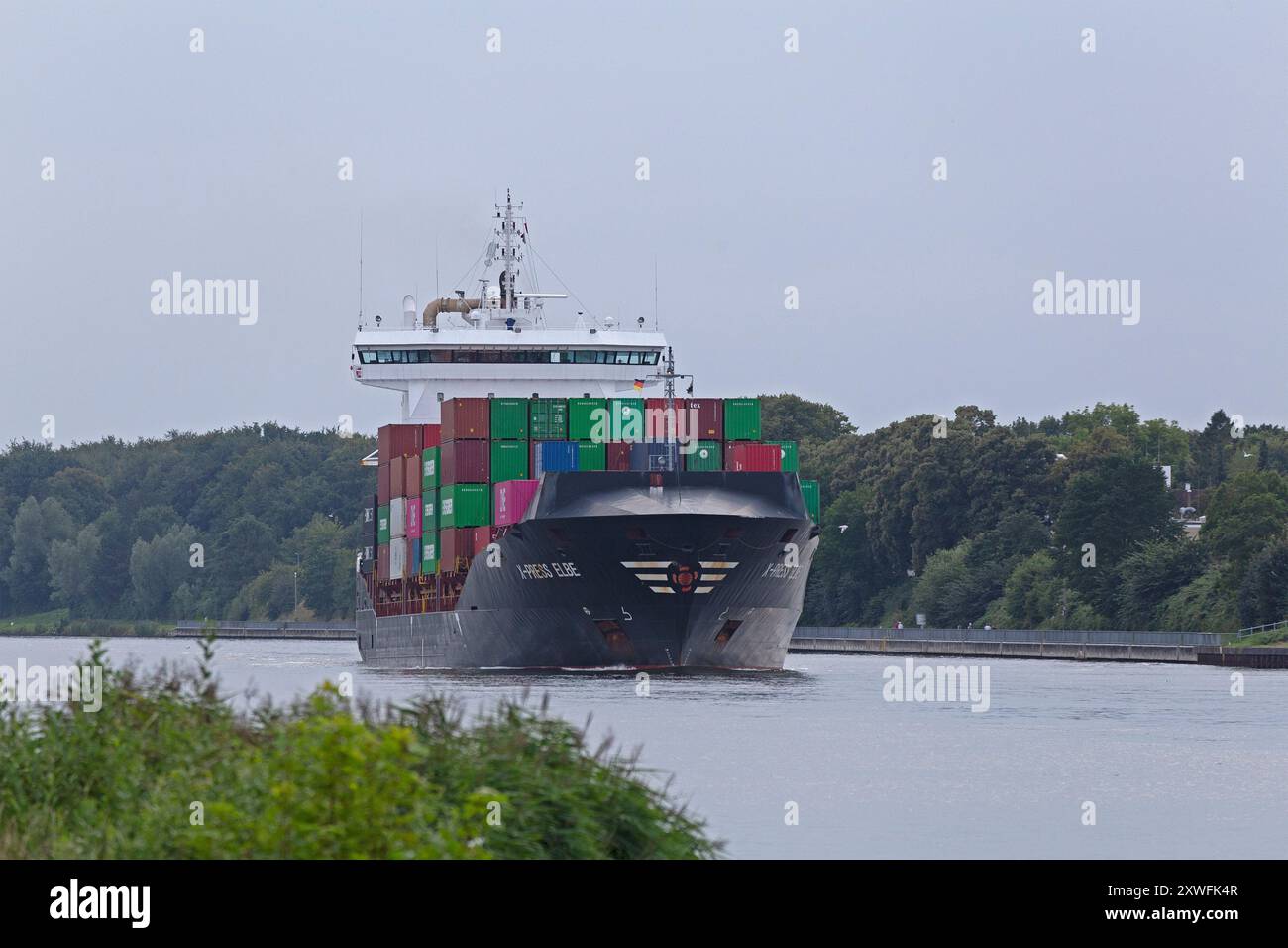Nave container, nave merci, Kiel Canal, Rendsburg, Schleswig-Holstein, Germania Foto Stock