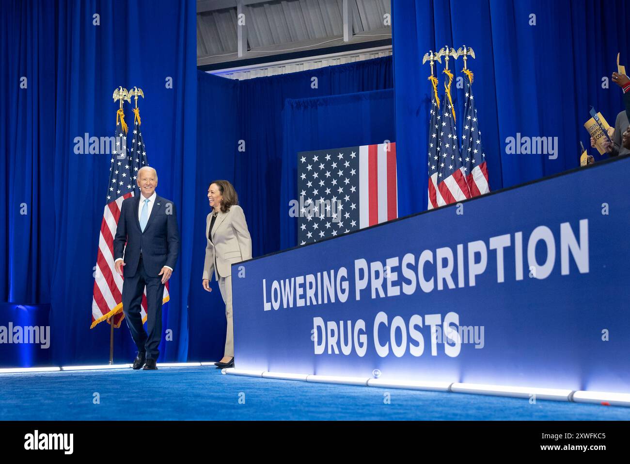 Largo, Stati Uniti d'America. 15 agosto 2024. U. Il Presidente Joe Biden e il Vice Presidente Kamala Harris arrivano per un evento che annuncia costi inferiori per i farmaci da prescrizione medica, 15 agosto 2024, a largo, Maryland. Crediti: Erin Scott/White House Photo/Alamy Live News Foto Stock