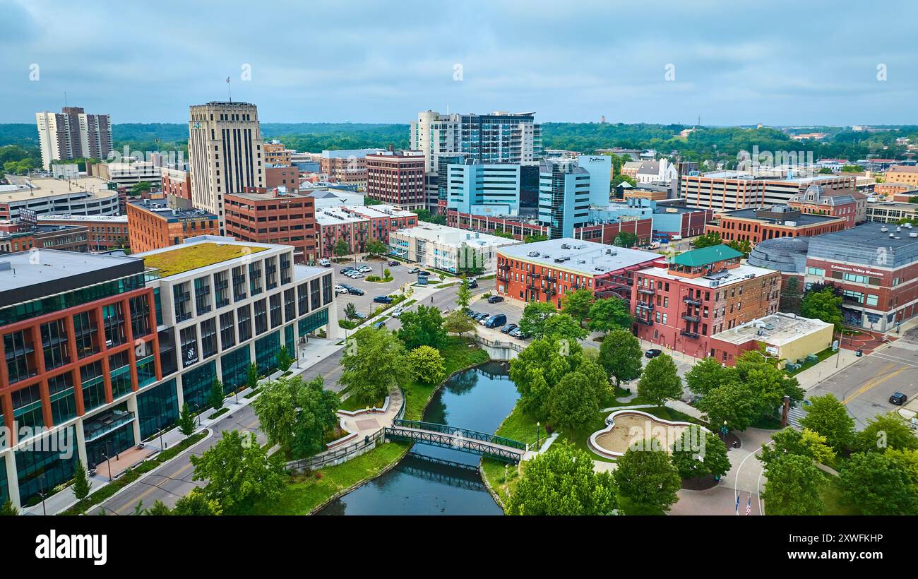 Vista aerea dello skyline di Kalamazoo con parco e ponte Foto Stock