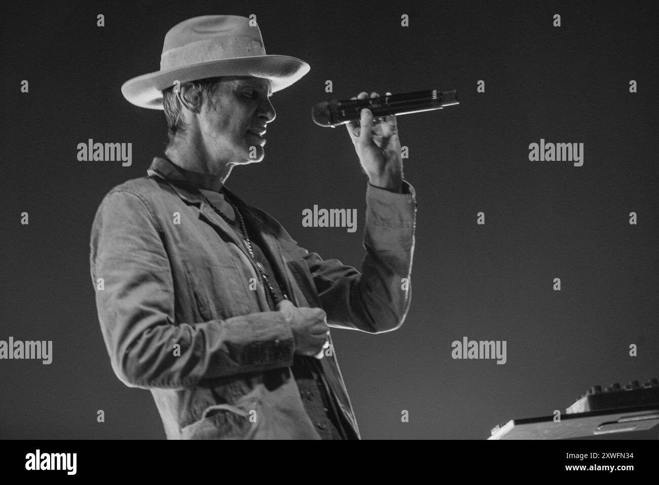 Irving, Texas, Stati Uniti. 18 agosto 2024. PERRY FARRELL, cantante dei Jane's Addiction, durante il concerto della band alla Toyota Music Factory di Irving. La band è attualmente in un tour nordamericano del 2024 con Love and Rockets. (Immagine di credito: © Brian McLean/ZUMA Press Wire) SOLO PER USO EDITORIALE! Non per USO commerciale! Foto Stock