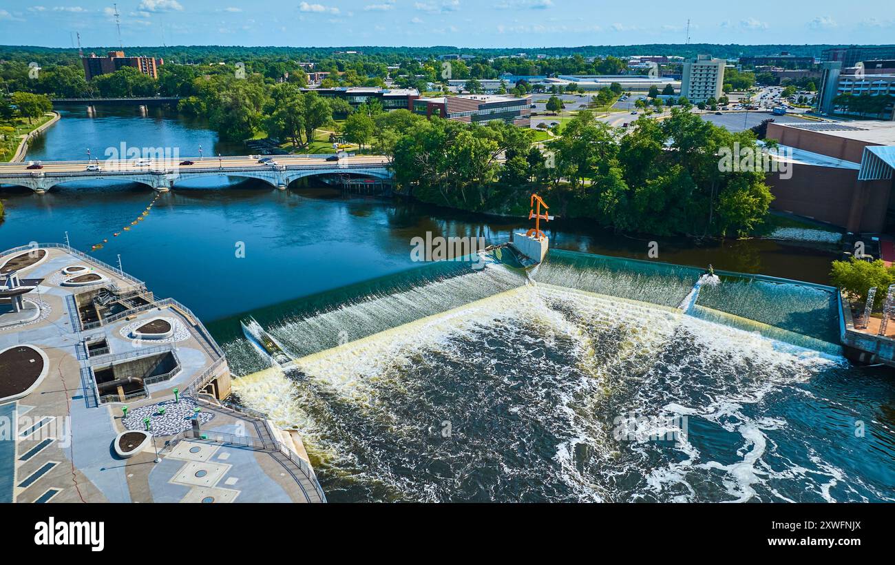 Vista aerea della diga sul lungofiume di South Bend e dei ponti in movimento Foto Stock