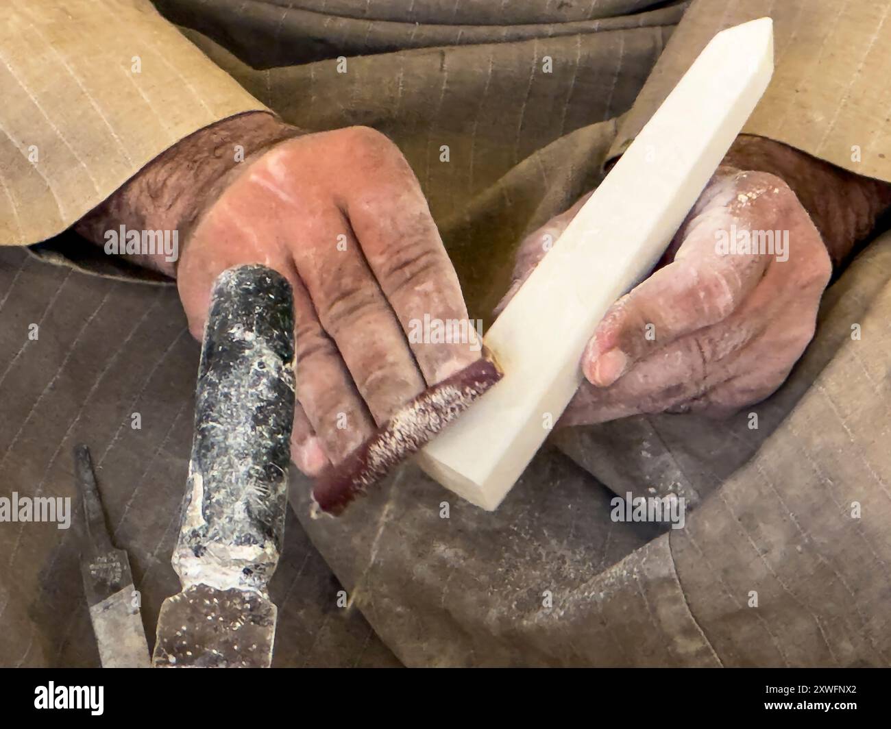 La magia di mani esperte che scolpiscono l'eternità da un blocco di alabastro. Questa antica forma d'arte rinasce nelle mani di questi moderni artigiani. Foto Stock