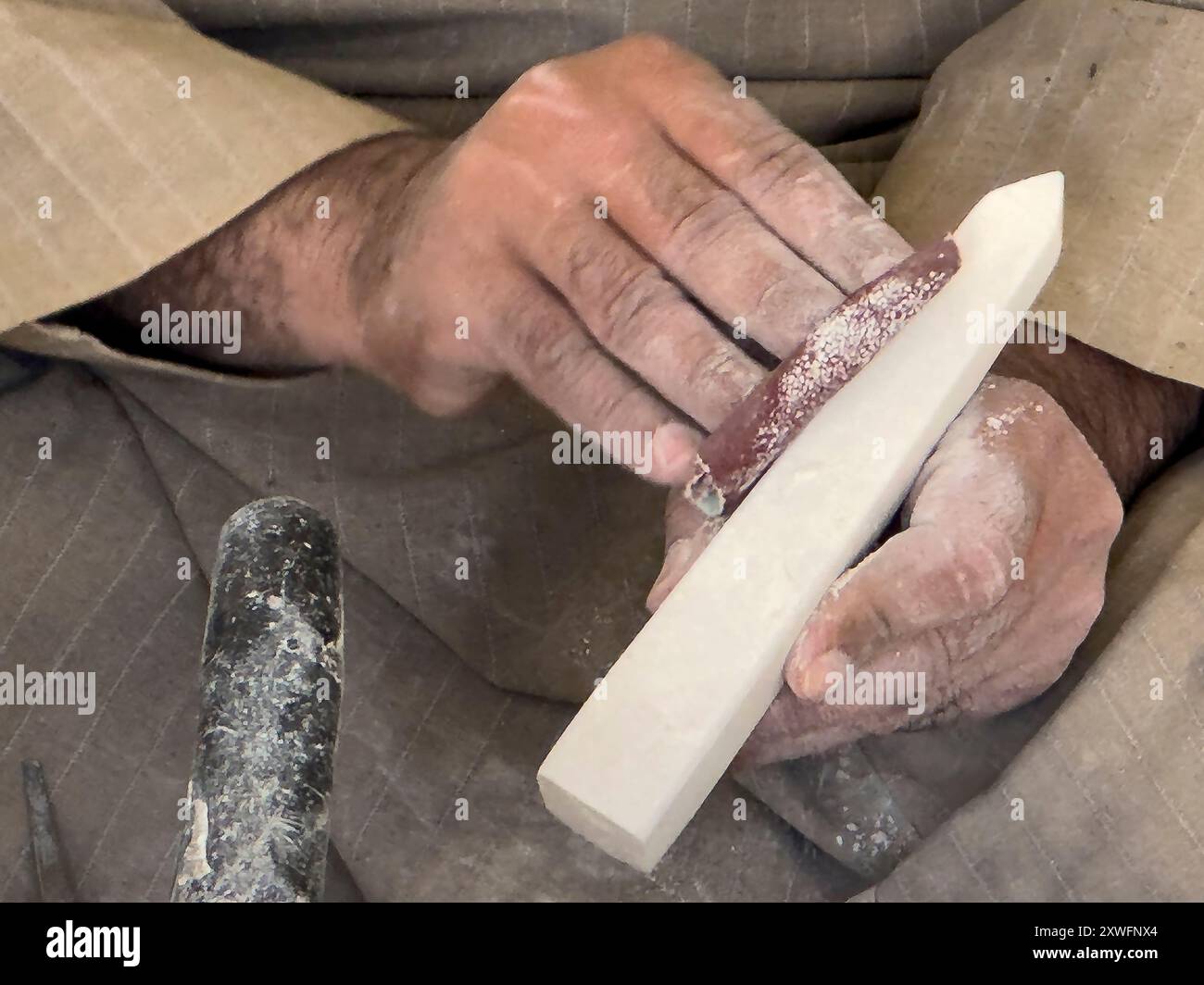 I sogni diventano realtà quando questo artigiano lavora con la magia su un blocco di alabastro egiziano. Con ogni pennellata, dà vita a un'opera d'arte in una volta sola Foto Stock