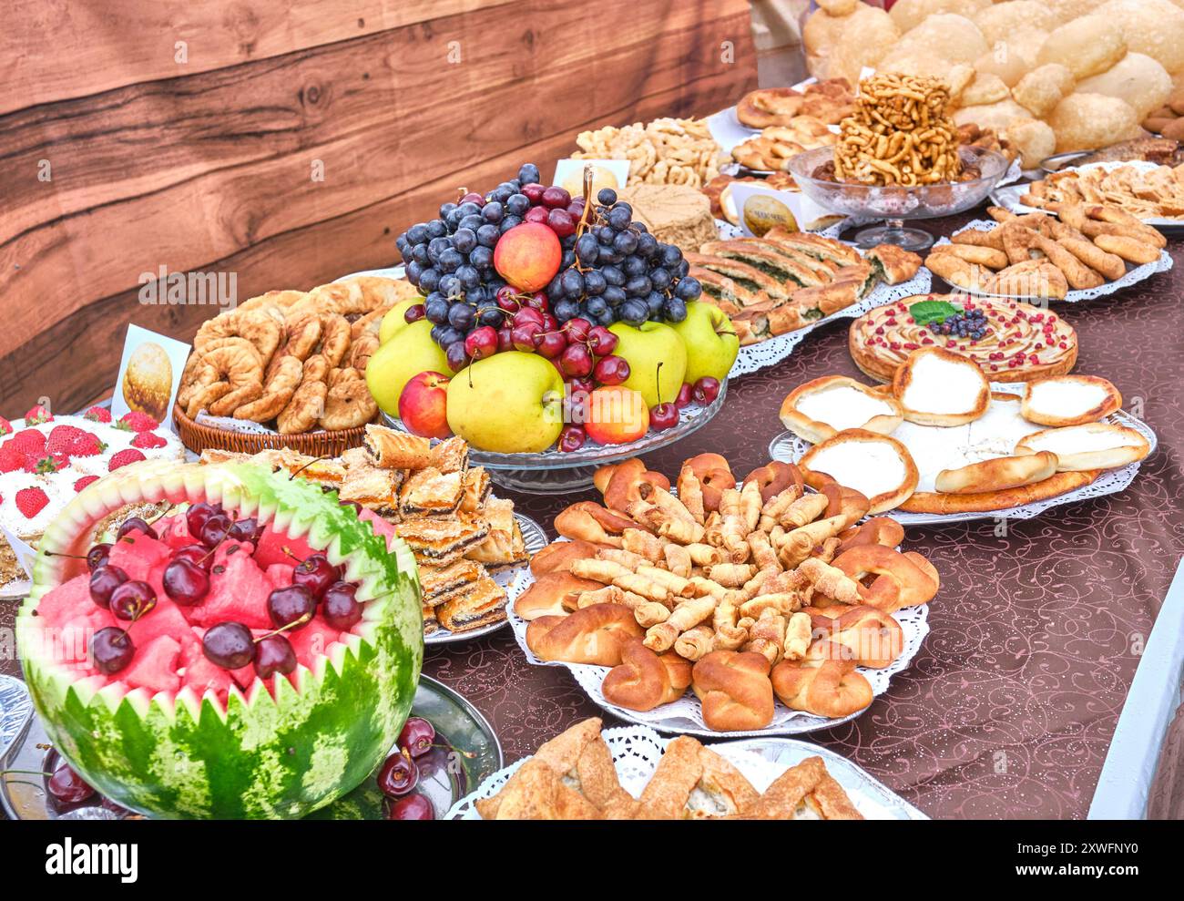 Tradizionali pasticcini tatari siberiani e frutta colorata sul tavolo. Tatar Gastronomic Festival, Tobolsk, Russia Foto Stock