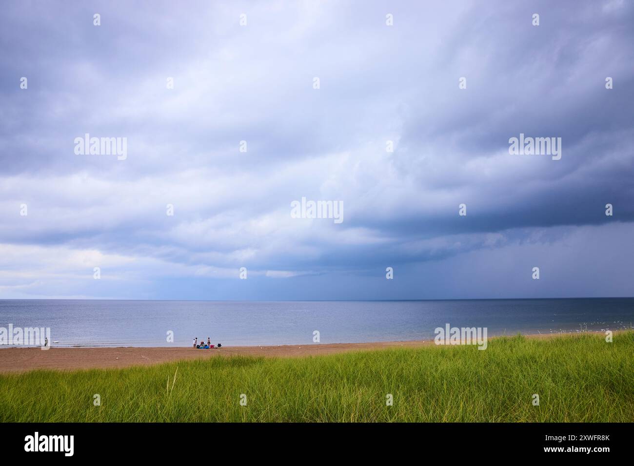 Tranquilla spiaggia di Stormy con gente vicino al lago Michigan Eye-Level Perspective Foto Stock