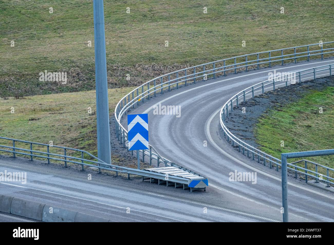 Incrocio stradale con una curva stretta Foto Stock