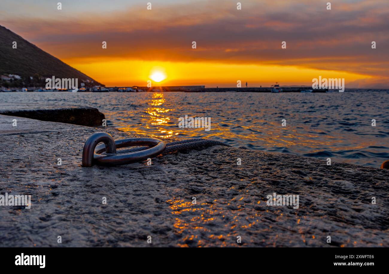 Il sole tramonta sotto l'orizzonte sul mare Adriatico in Croazia Foto Stock