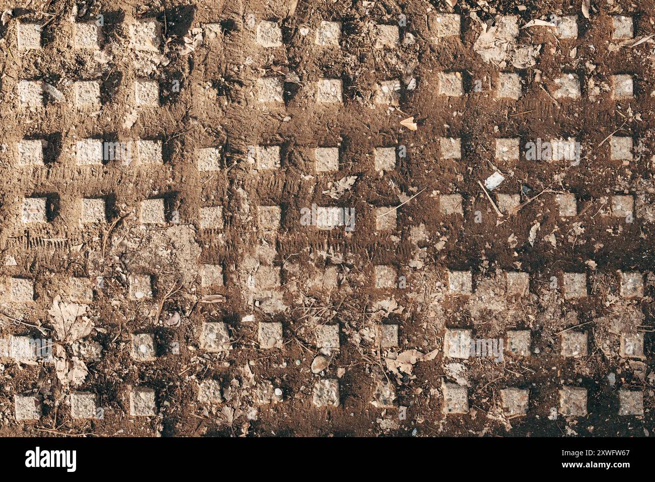 Pavimentazione marciapiede in calcestruzzo tattile usurata e sporca, vista dall'alto Foto Stock