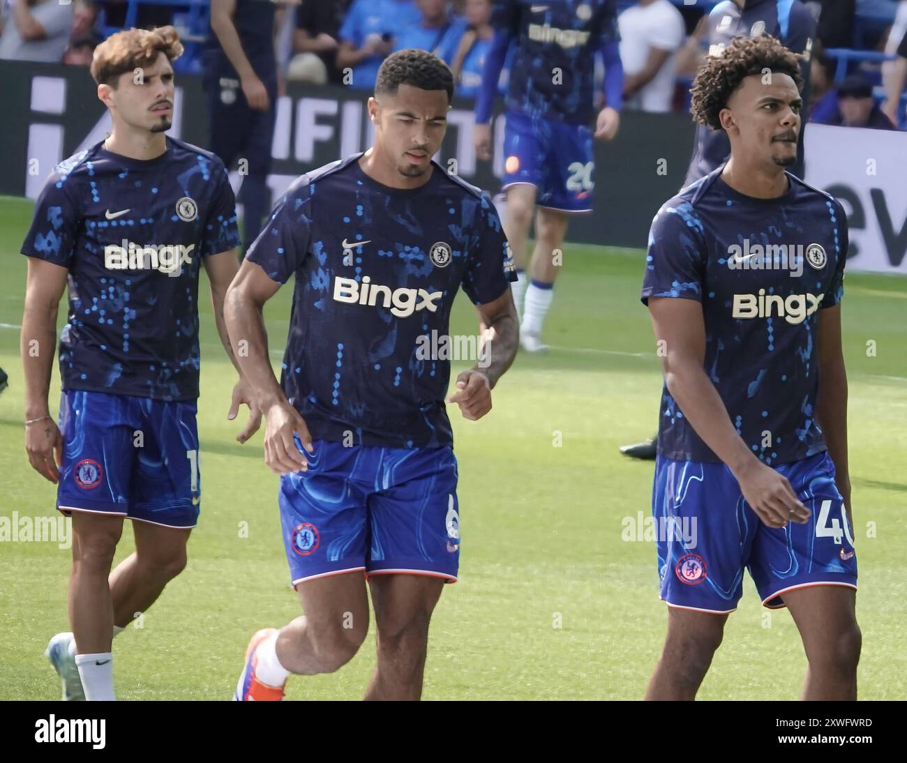 Chelsea, Londra, Regno Unito 18 agosto 2024 la prima partita della Premier League per il Chelsea Football Club e gli ultimi anni i campioni del Manchester City Football Club hanno giocato allo Stamford Bridge. La nostra immagine mostra: (OPS) : L to R, nuovo ingaggio Pedro Neto, Levi Colwill e Renato Viera Foto Stock