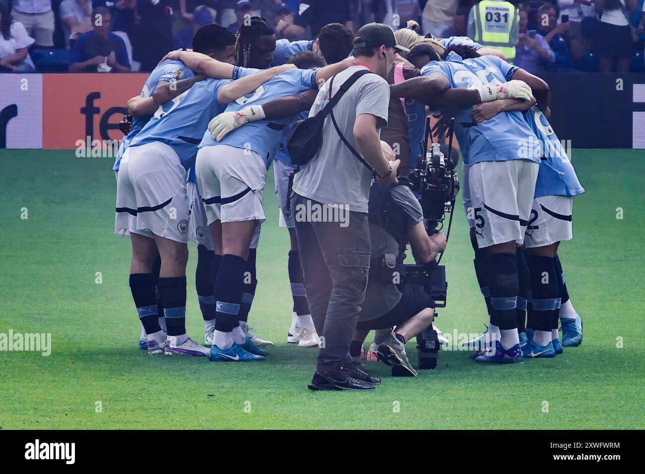 Chelsea, Londra, Regno Unito 18 agosto 2024 la prima partita della Premier League per il Chelsea Football Club e gli ultimi anni i campioni del Manchester City Football Club hanno giocato allo Stamford Bridge. Our Picture Shows: (OPS) : i giocatori del Manchester City si riuniscono prima di iniziare sotto l'occhio delle telecamere Sky TV. Foto Stock