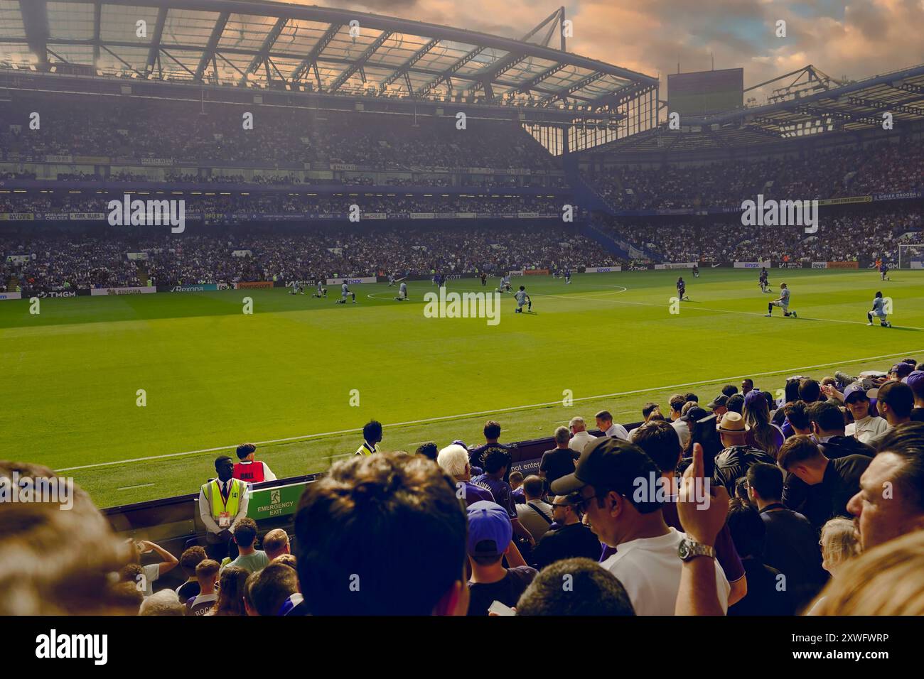 Chelsea, Londra, Regno Unito 18 agosto 2024 la prima partita della Premier League per il Chelsea Football Club e gli ultimi anni i campioni del Manchester City Football Club hanno giocato allo Stamford Bridge. Our Picture Shows: (OPS) : entrambe le squadre ÒTake una KneeÓ manifestazione sulla solidarietà contro il razzismo. Foto Stock