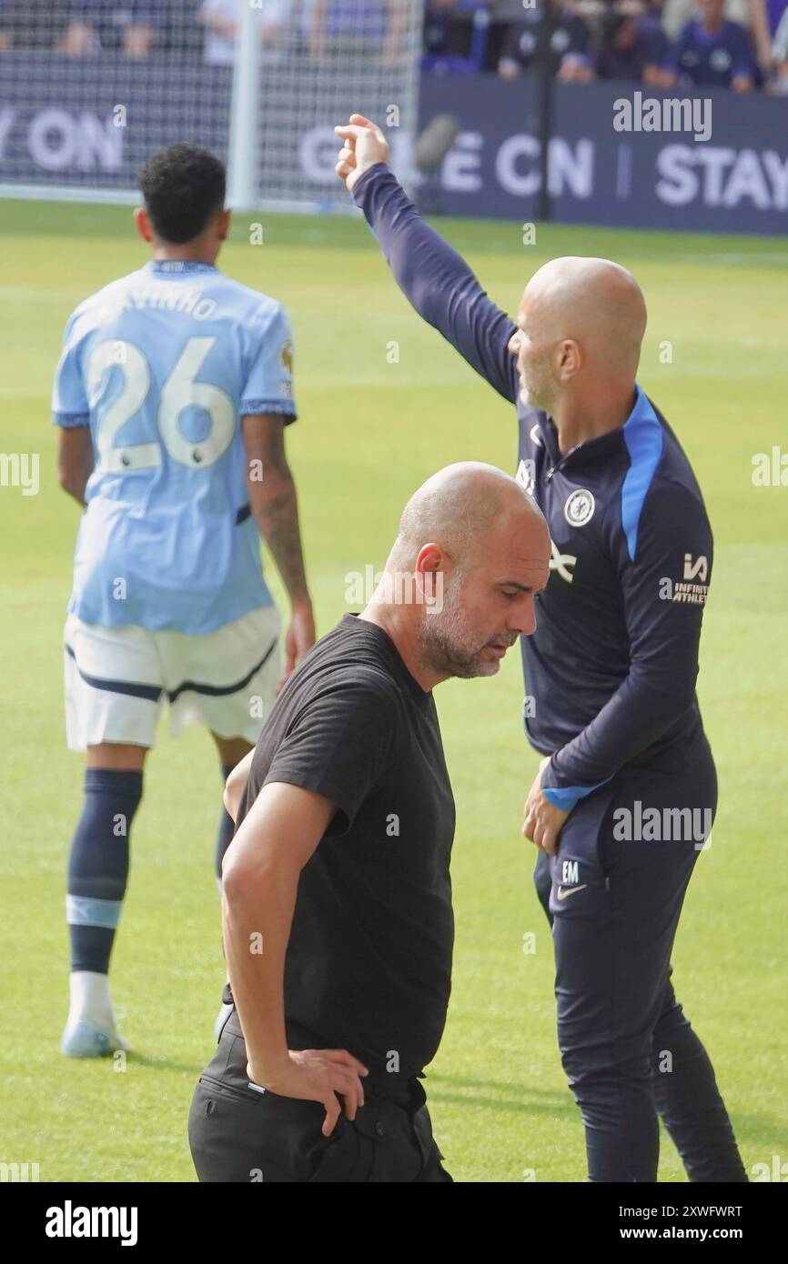 Chelsea, Londra, Regno Unito 18 agosto 2024 la prima partita della Premier League per il Chelsea Football Club e gli ultimi anni i campioni del Manchester City Football Club hanno giocato allo Stamford Bridge. Our Picture Shows: (OPS) : il boss di Chelsea Enzo marcia istruisce i suoi giocatori come il boss di Man City Pep Guardiola volge le spalle al gioco. Foto Stock