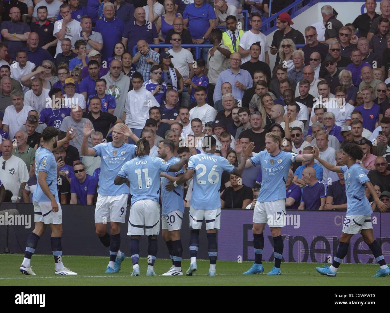 Chelsea, Londra, Regno Unito 18 agosto 2024 la prima partita della Premier League per il Chelsea Football Club e gli ultimi anni i campioni del Manchester City Football Club hanno giocato allo Stamford Bridge. Our Picture Shows: (OPS) : Erling Haaland si è congratulato con i compagni di squadra dopo aver segnato il primo gol per Man. Città Foto Stock