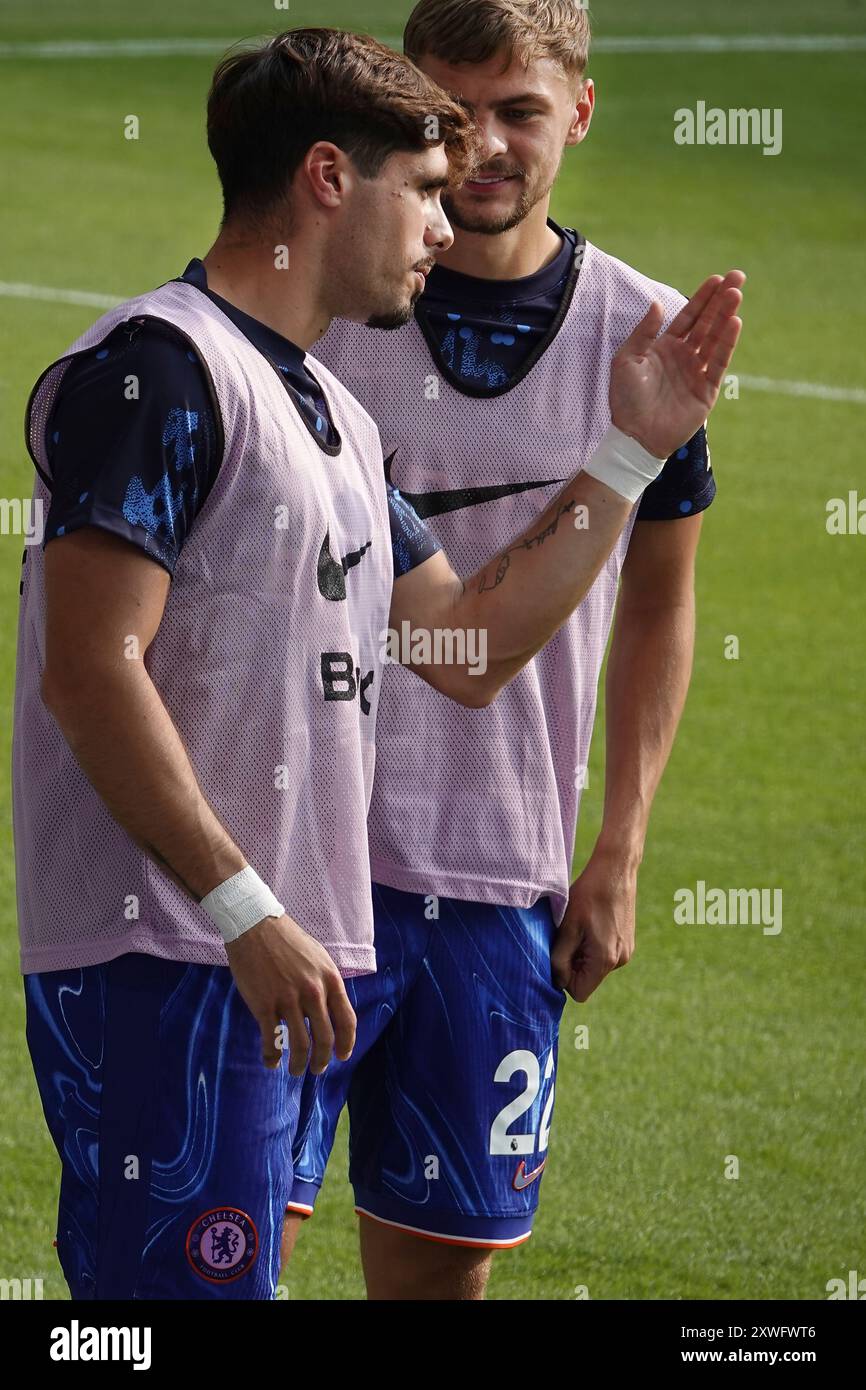 Chelsea, Londra, Regno Unito 18 agosto 2024 la prima partita della Premier League per il Chelsea Football Club e gli ultimi anni i campioni del Manchester City Football Club hanno giocato allo Stamford Bridge. Our Picture Shows: (OPS): Pedro Neto mostra la strada da seguire per Kiernan Dewsbury Hall Foto Stock