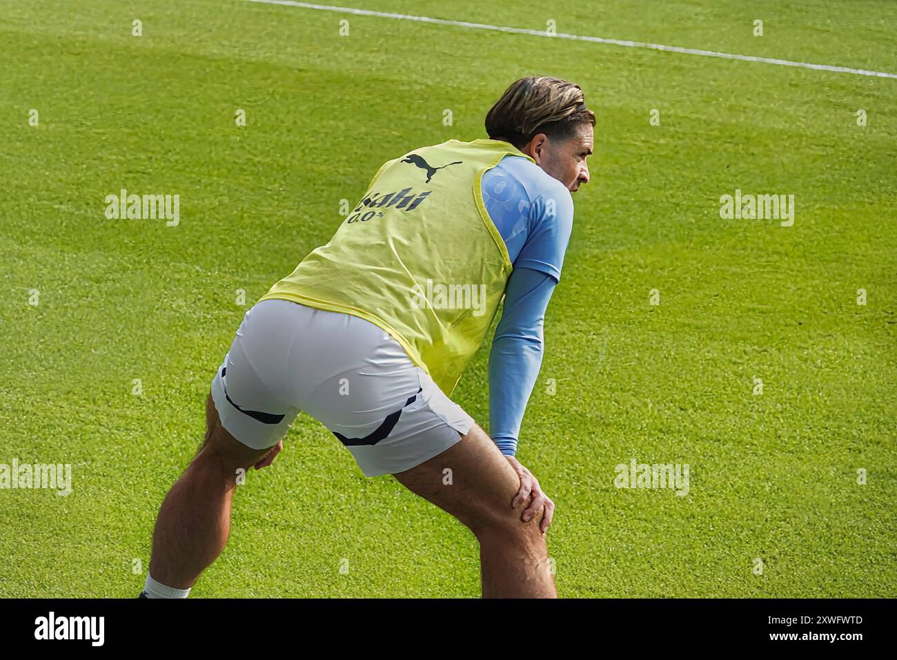 Chelsea, Londra, Regno Unito 18 agosto 2024 la prima partita della Premier League per il Chelsea Football Club e gli ultimi anni i campioni del Manchester City Football Club hanno giocato allo Stamford Bridge. Our Picture Shows: (OPS) : Sub Jack Grealish si riscalda Foto Stock