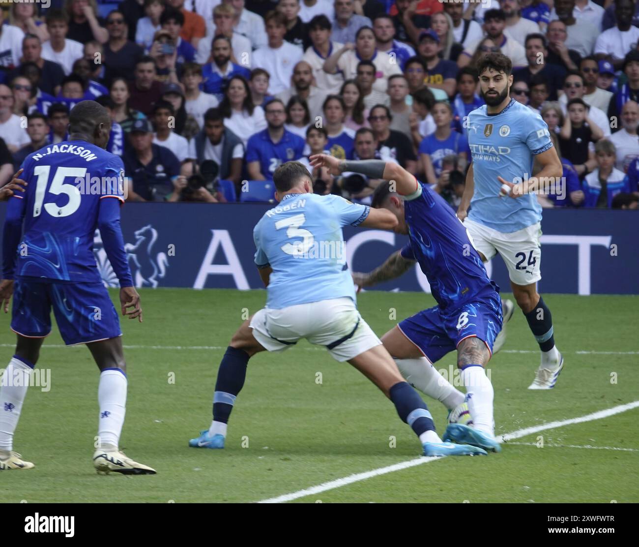 Chelsea, Londra, Regno Unito 18 agosto 2024 la prima partita della Premier League per il Chelsea Football Club e gli ultimi anni i campioni del Manchester City Football Club hanno giocato allo Stamford Bridge. Our Picture Shows: (OPS) : ChelseaÕs Enzo Fernandez spinto nella scatola da Ruben Dias Foto Stock
