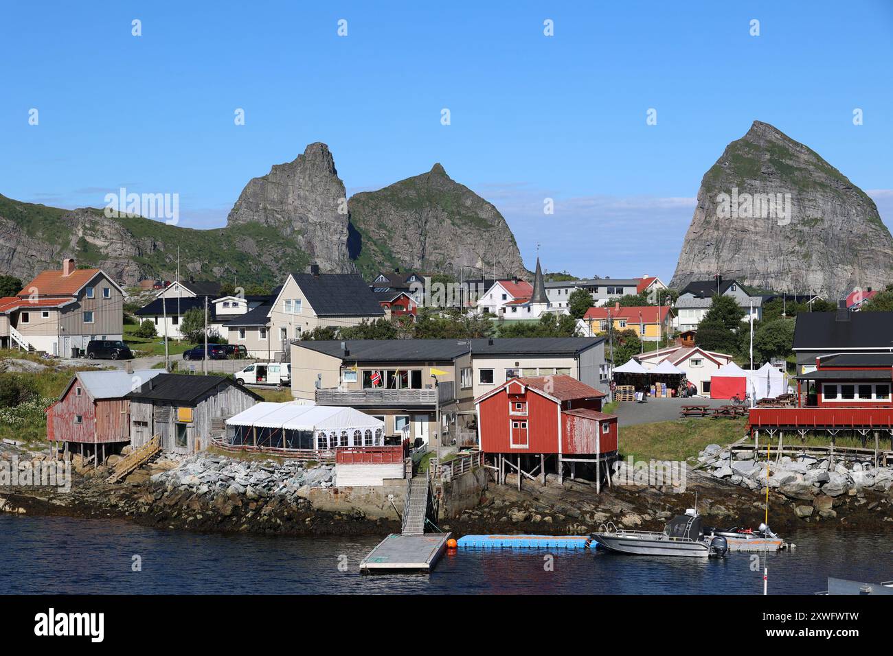 Vista del più antico villaggio di pescatori della Norvegia, Traena Foto Stock