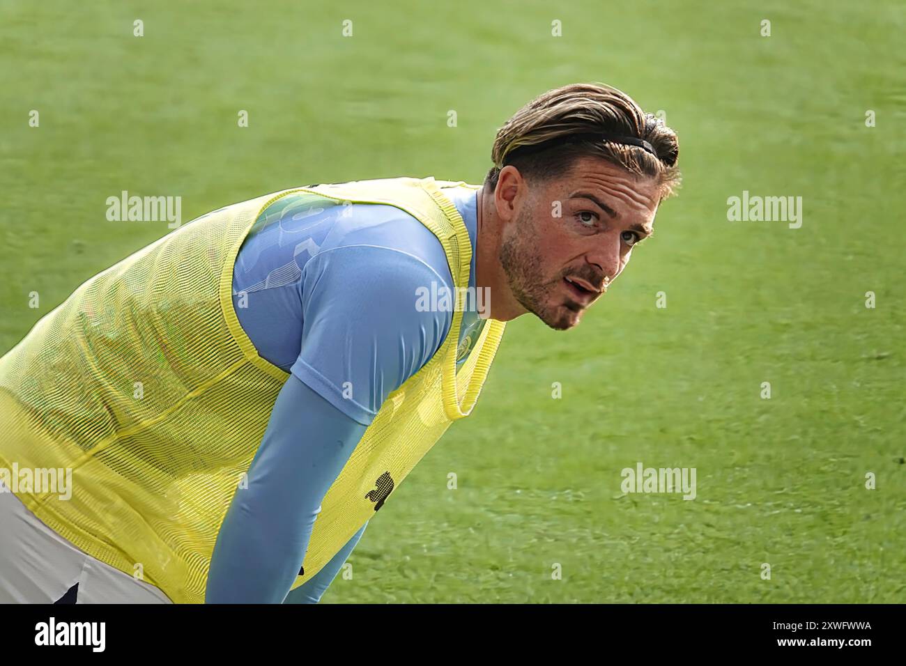 Chelsea, Londra, Regno Unito 18 agosto 2024 la prima partita della Premier League per il Chelsea Football Club e gli ultimi anni i campioni del Manchester City Football Club hanno giocato allo Stamford Bridge. Our Picture Shows: (OPS) : Sub Jack Grealish si riscalda Foto Stock