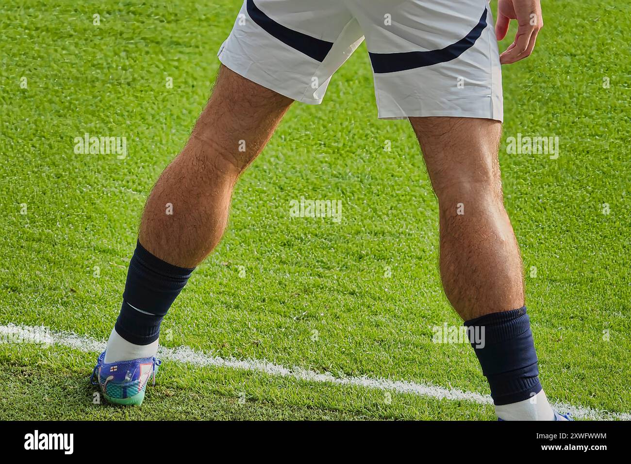 Chelsea, Londra, Regno Unito 18 agosto 2024 la prima partita della Premier League per il Chelsea Football Club e gli ultimi anni i campioni del Manchester City Football Club hanno giocato allo Stamford Bridge. Our Picture Shows: (OPS) : WhoÕs Legs? Jack Grealish, ovviamente. Foto Stock