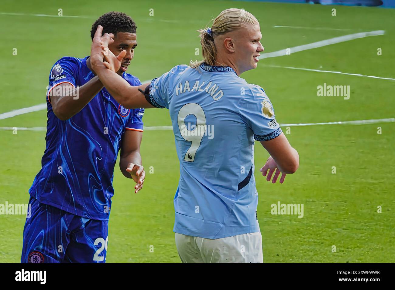 Chelsea, Londra, Regno Unito 18 agosto 2024 la prima partita della Premier League per il Chelsea Football Club e gli ultimi anni i campioni del Manchester City Football Club hanno giocato allo Stamford Bridge. La nostra immagine mostra: (OPS) : Erling Haaland e Wesley Fofana si prendono la palla nella scatola Foto Stock
