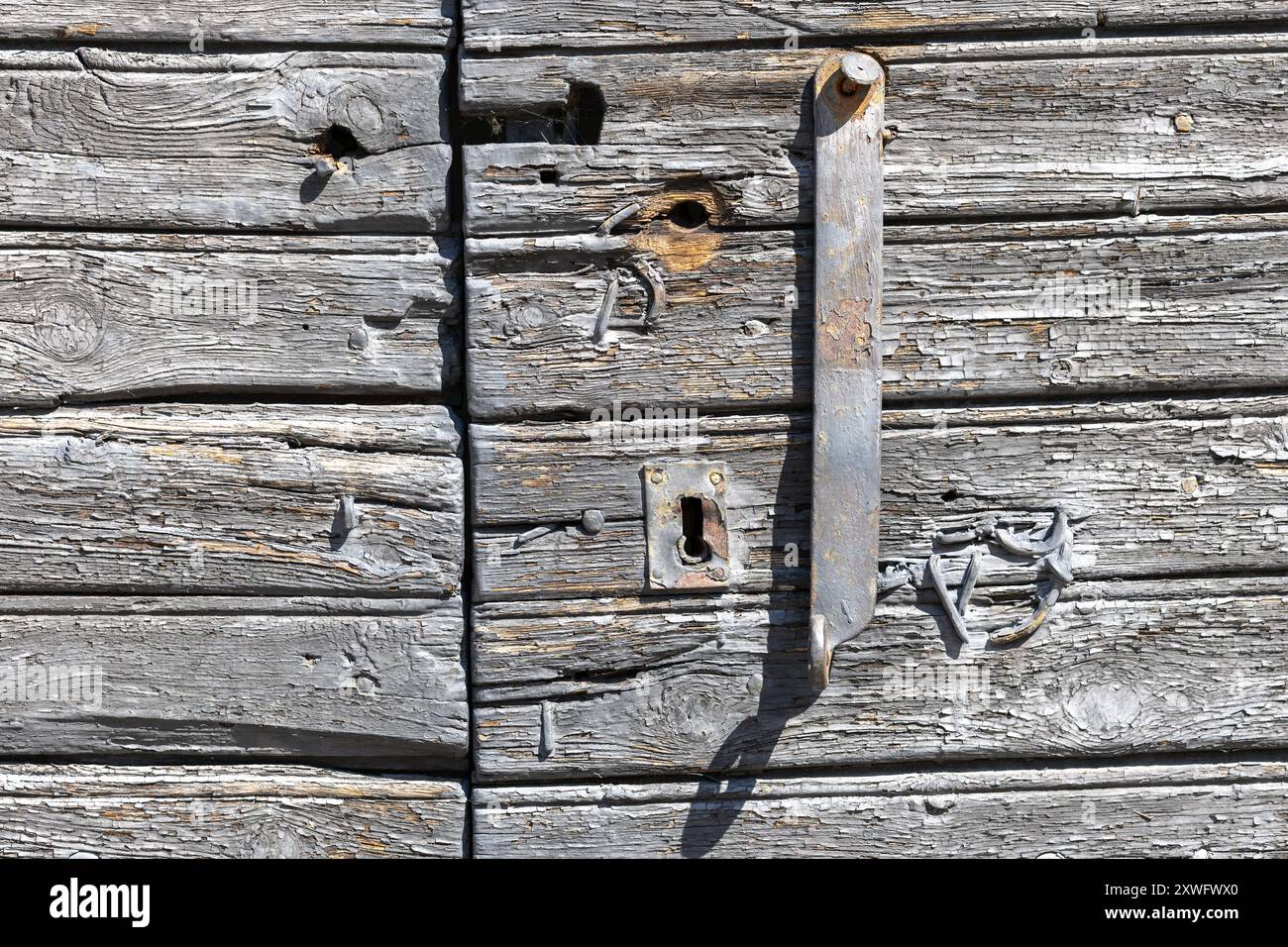 Vecchia serratura di dettaglio sulla porta di legno rotta Foto Stock