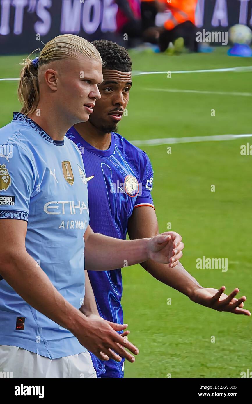 Chelsea, Londra, Regno Unito 18 agosto 2024 la prima partita della Premier League per il Chelsea Football Club e gli ultimi anni i campioni del Manchester City Football Club hanno giocato allo Stamford Bridge. La nostra immagine mostra: (OPS) : Erling Haaland e Wesley Fofana si prendono la palla nella scatola Foto Stock