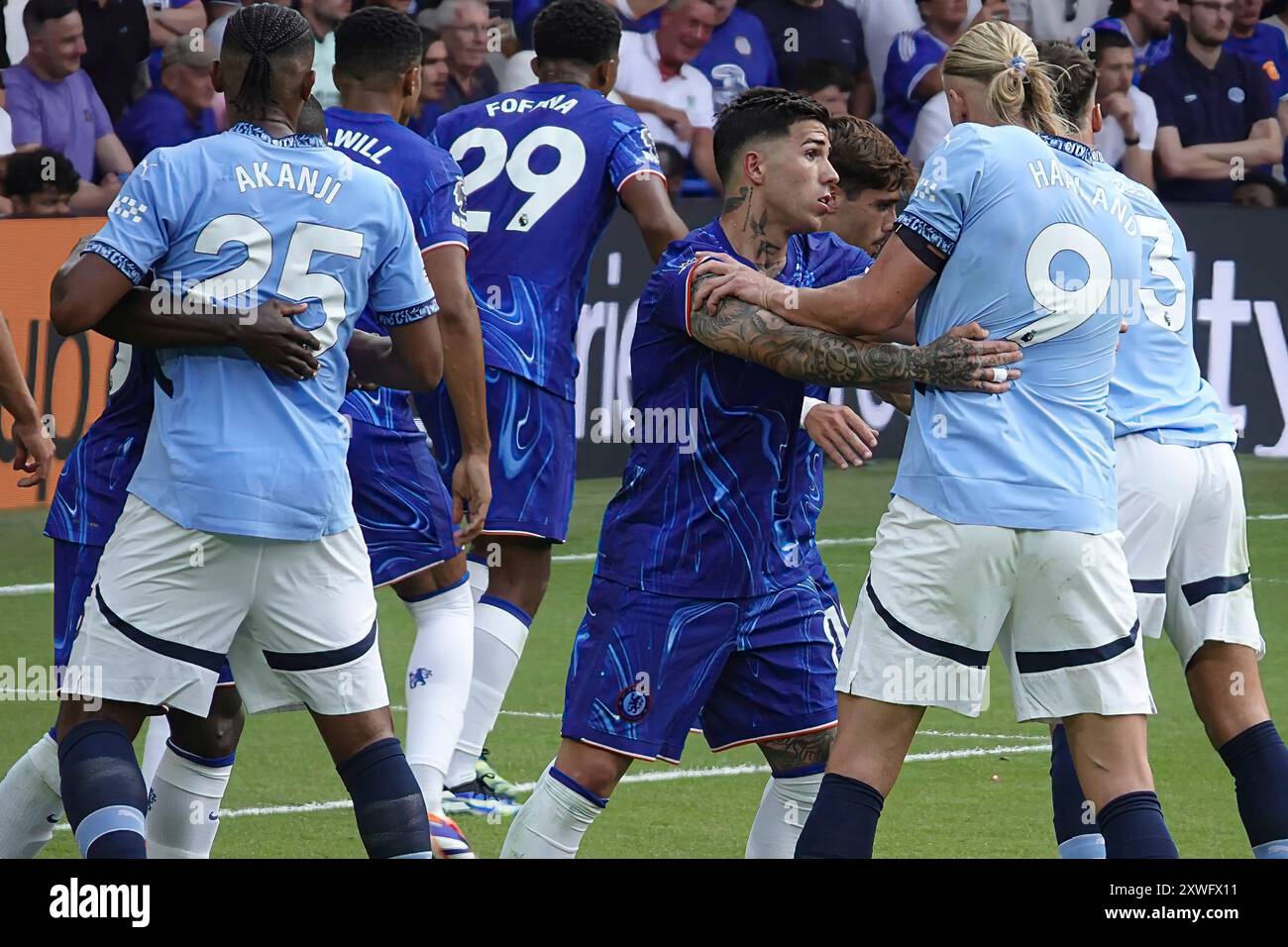 Chelsea, Londra, Regno Unito 18 agosto 2024 la prima partita della Premier League per il Chelsea Football Club e gli ultimi anni i campioni del Manchester City Football Club hanno giocato allo Stamford Bridge. La nostra foto mostra: (OPS) : Erling Haaland ed Enzo Fernandez si prendono cura della scatola Foto Stock