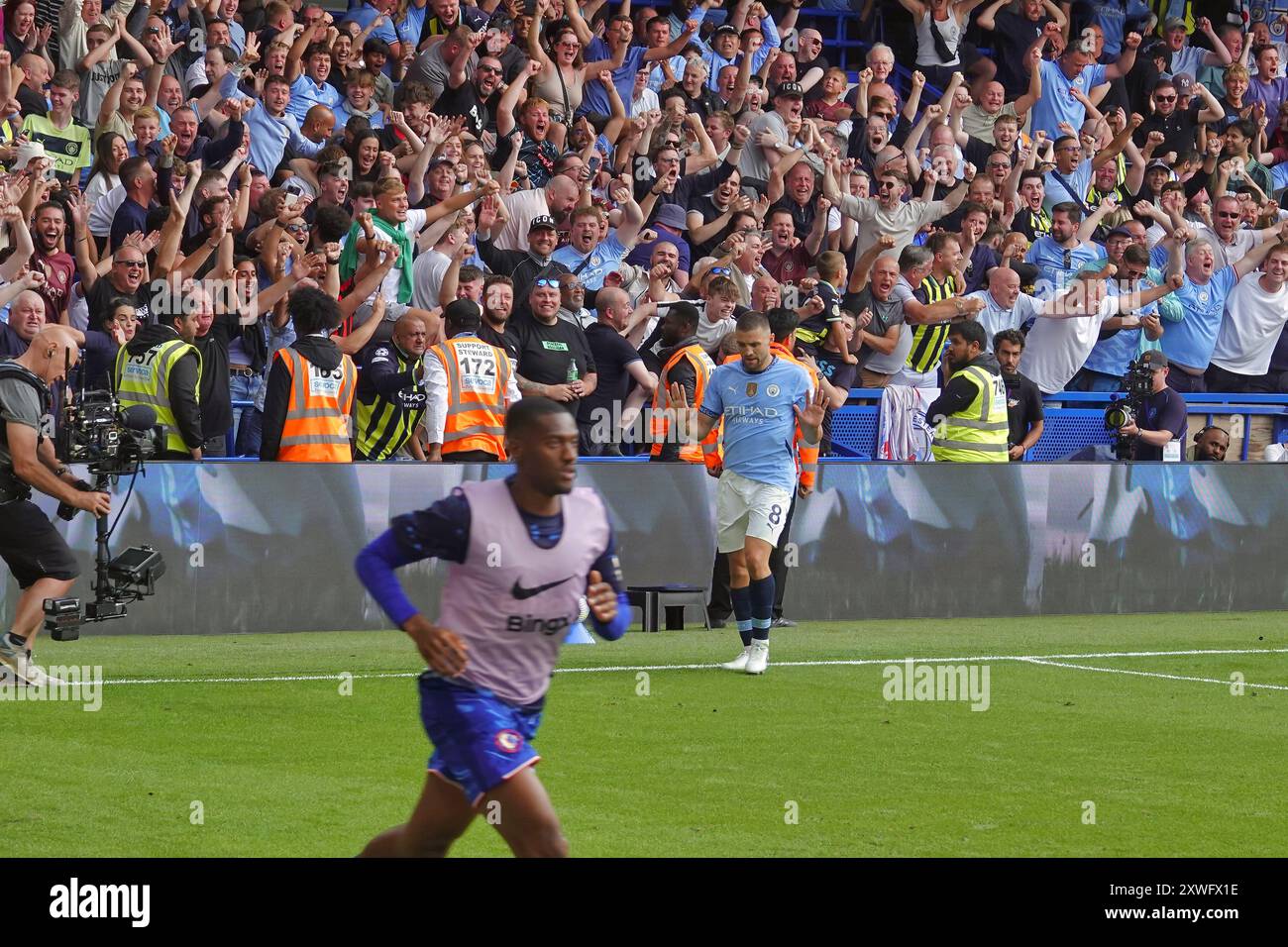 Chelsea, Londra, Regno Unito 18 agosto 2024 la prima partita della Premier League per il Chelsea Football Club e gli ultimi anni i campioni del Manchester City Football Club hanno giocato allo Stamford Bridge. Our Picture Shows: (OPS) : Kovacic gioca il suo gol di fronte agli adoranti tifosi di Man City, rispettando i tifosi del Chelsea che ha amato qualche stagione fa. Foto Stock