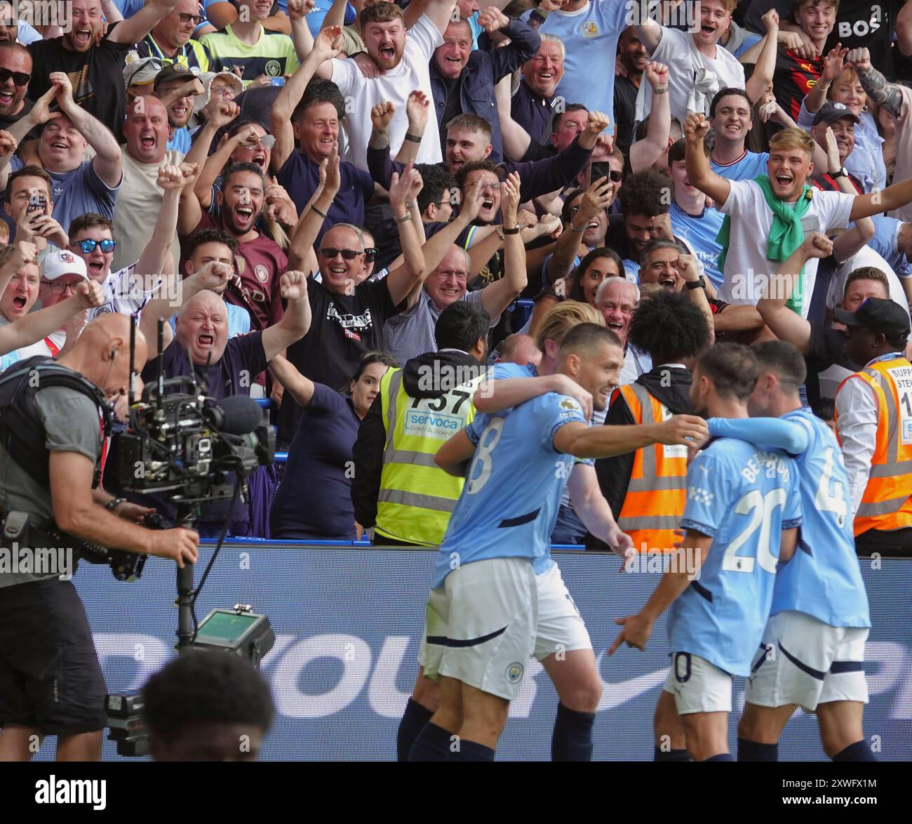 Chelsea, Londra, Regno Unito 18 agosto 2024 la prima partita della Premier League per il Chelsea Football Club e gli ultimi anni i campioni del Manchester City Football Club hanno giocato allo Stamford Bridge. Our Picture Shows: (OPS) : Kovacic gioca il suo gol di fronte ai fan di Man City, con i suoi compagni di squadra. Foto Stock