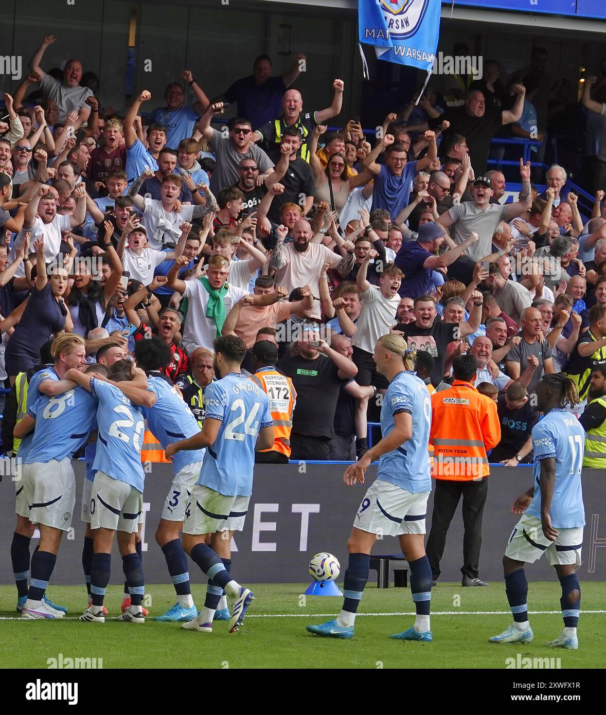 Chelsea, Londra, Regno Unito 18 agosto 2024 la prima partita della Premier League per il Chelsea Football Club e gli ultimi anni i campioni del Manchester City Football Club hanno giocato allo Stamford Bridge. Our Picture Shows: (OPS) : Kovacic gioca il suo gol di fronte ai fan di Man City, con i suoi compagni di squadra. Foto Stock
