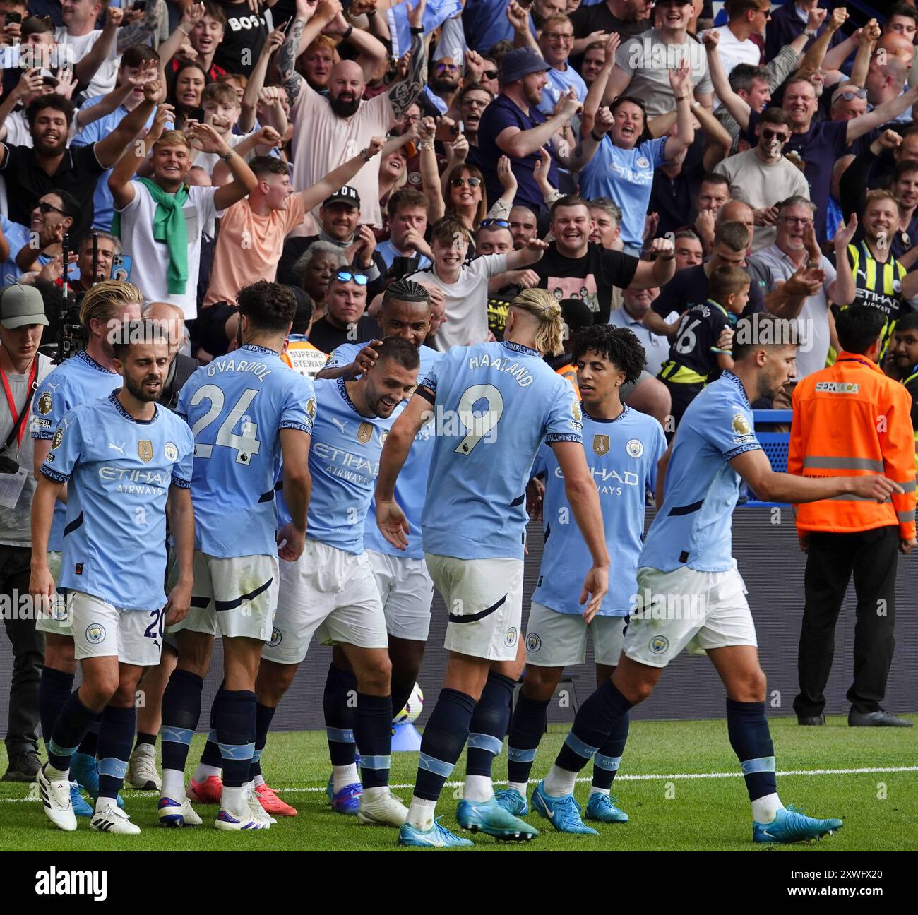 Chelsea, Londra, Regno Unito 18 agosto 2024 la prima partita della Premier League per il Chelsea Football Club e gli ultimi anni i campioni del Manchester City Football Club hanno giocato allo Stamford Bridge. Our Picture Shows: (OPS) : Kovacic gioca il suo gol di fronte ai fan di Man City, con i suoi compagni di squadra. Foto Stock