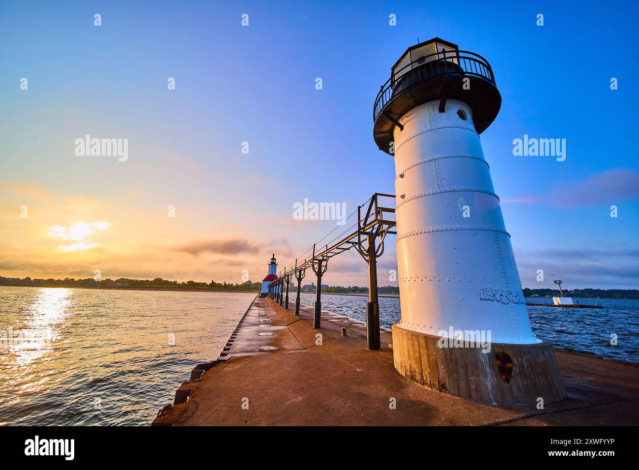 Il faro di Benton Harbor sorge sul punto di osservazione delle acque calme Foto Stock